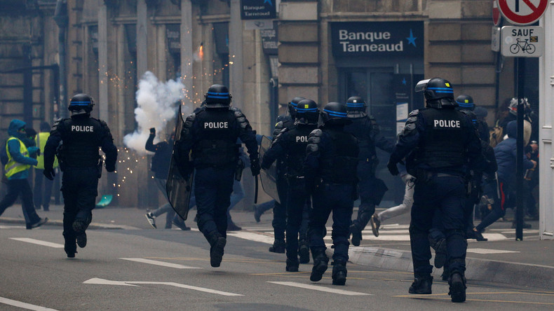 Officier de police frappant des manifestants à Toulon : le préfet du Var a saisi l'IGPN