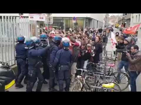 À Lyon, la police frappe et gaz des étudiants et des professeurs.17/12/19