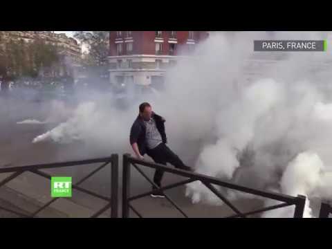 Acte 21 : les Gilets jaunes face aux gaz lacrymogènes à Paris