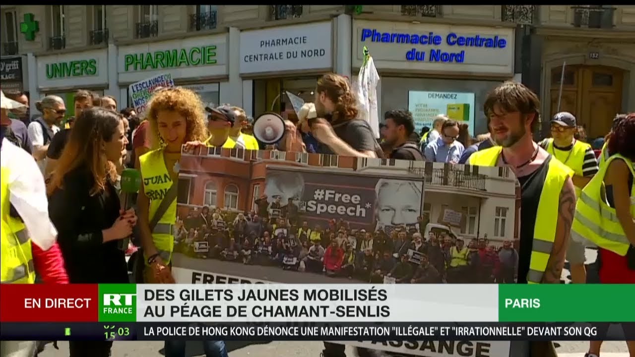 Acte 32 à Paris : des Gilets jaunes expriment leur soutien à Julian Assange