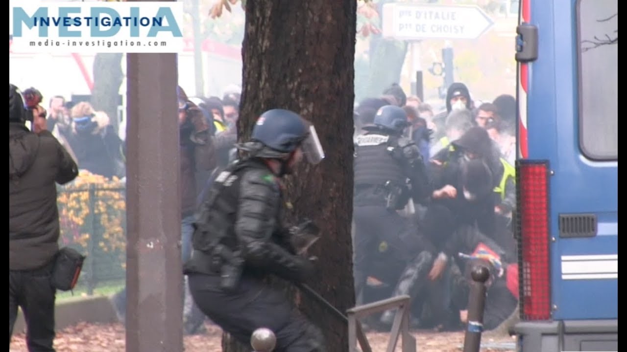 [ACTE 53] Les Gilets Jaunes forcent le barrage de gendarmes et s’échappent de la place d’Italie