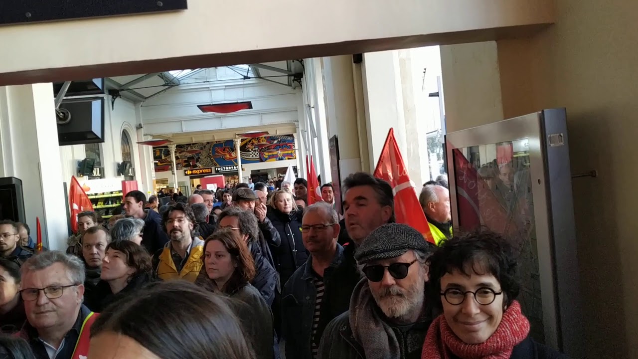 Chant de grève dans la gare du Mans le 16 janvier 2020