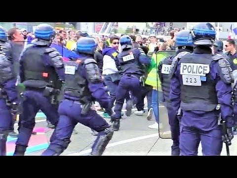 Charge de policiers lors de l’Acte 21 des Gilets jaunes à La Défense à Paris