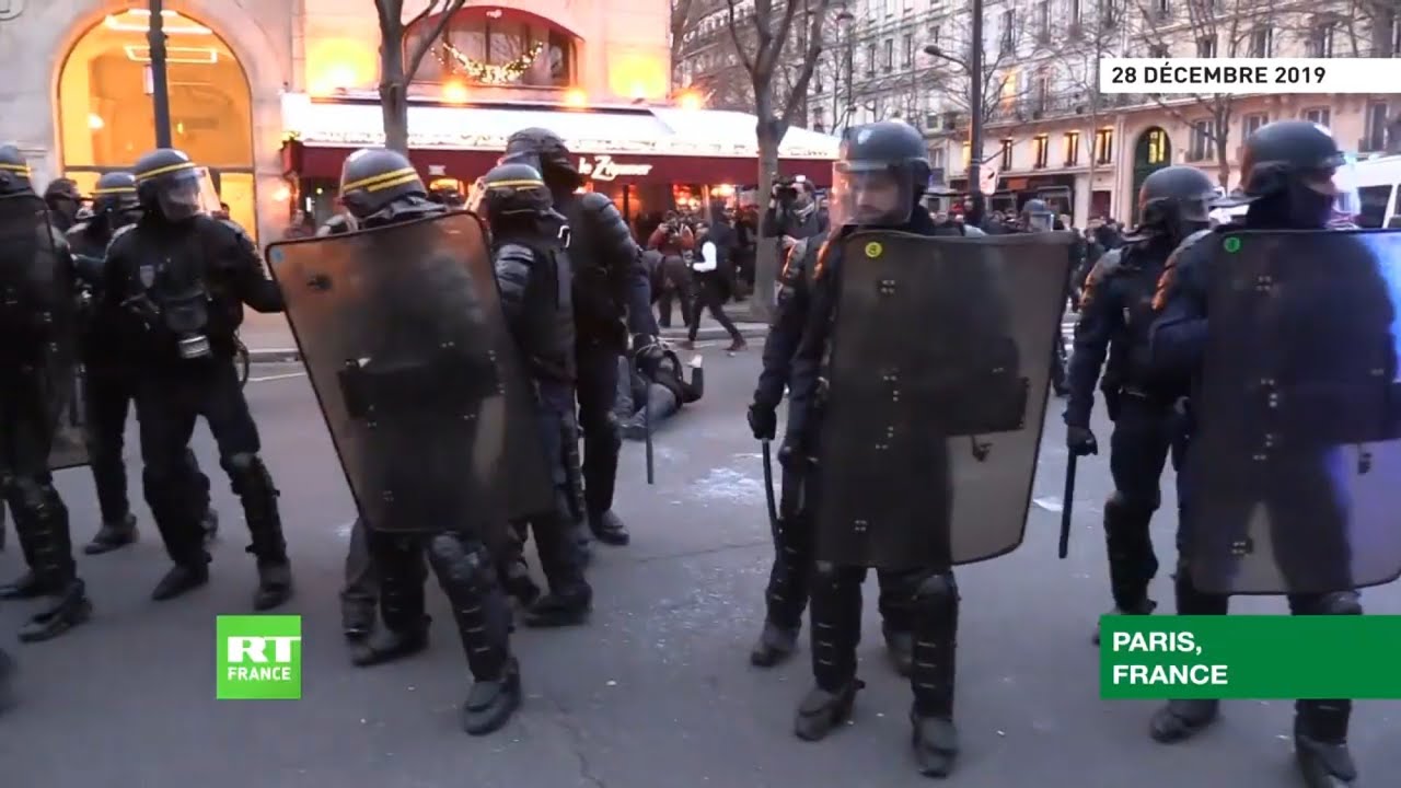 Des heurts éclatent entre des Gilets jaunes et les forces de l’ordre à Paris