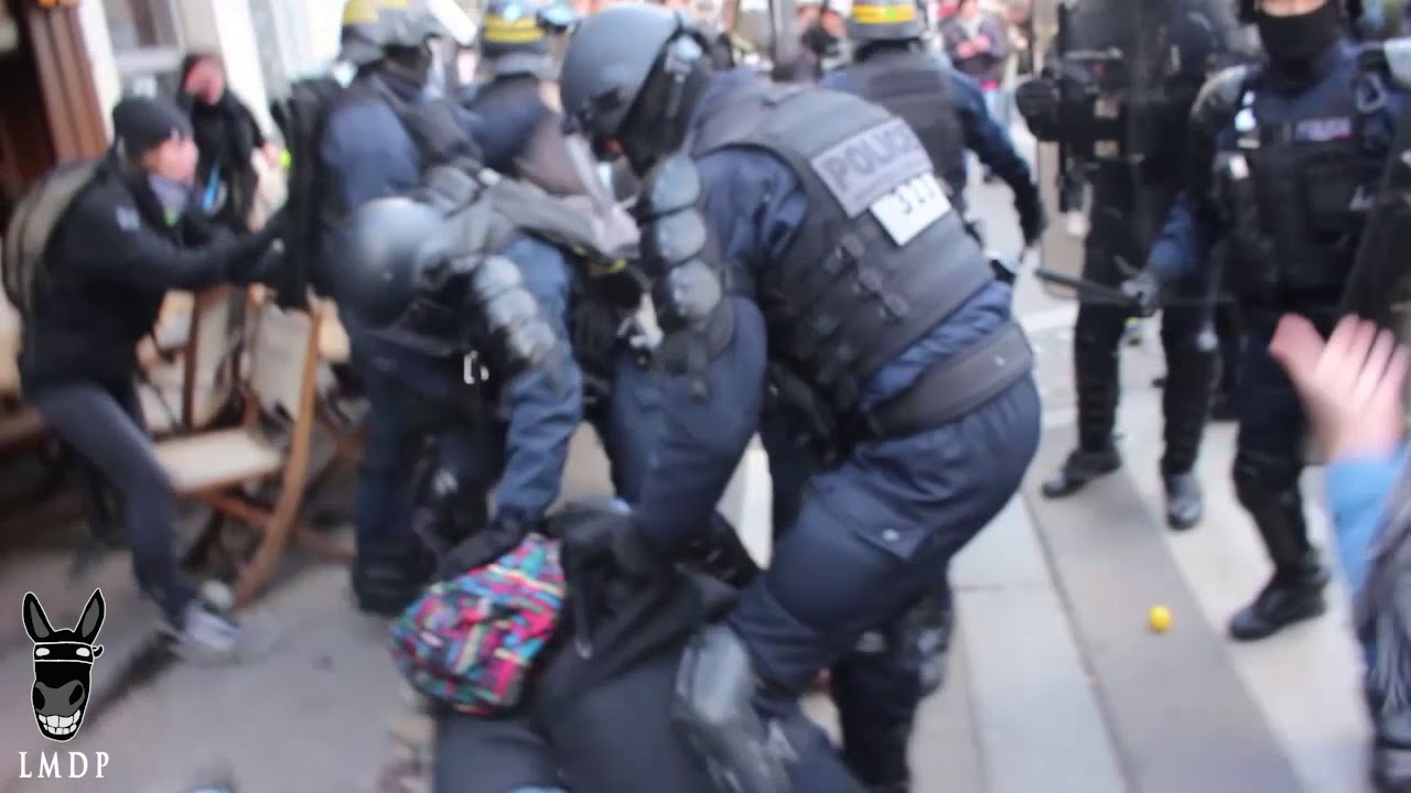 Des policiers tabassent des manifestants au sol, et une Marianne – Acte 62 GJ Paris