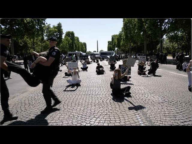 Extinction Rebellion bloque les Champs-Élysées pour “un monde d’après”