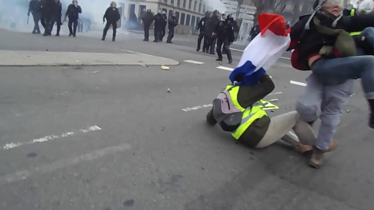 Gilets Jaunes à Nantes – Un CRS utilise une grenade de désencerclement de façon injustifiée