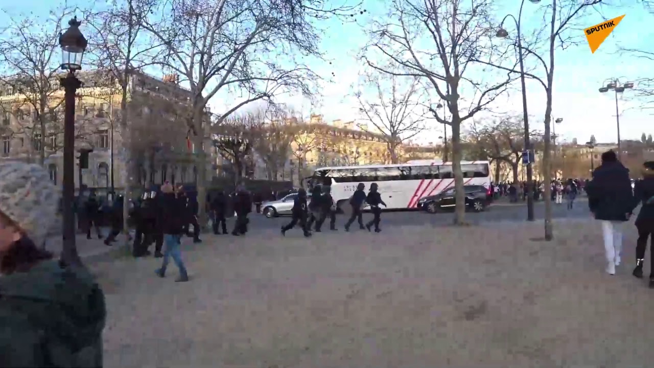 La mobilisation des GJ lors de l’acte 16 se poursuit sur les Champs-Élysées 17:25