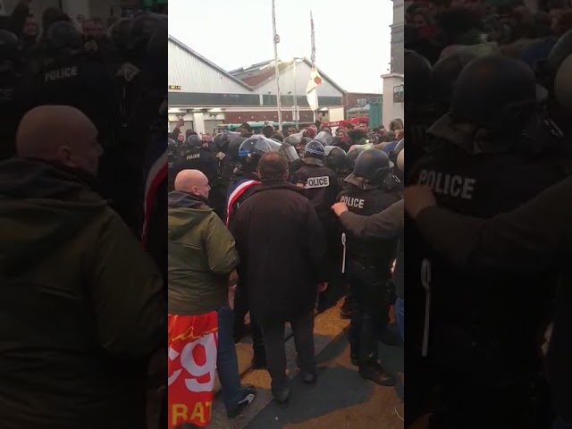 La police réprime les gréviste et casse le piquet de grève au dépôt de bus RATP d’Ivry