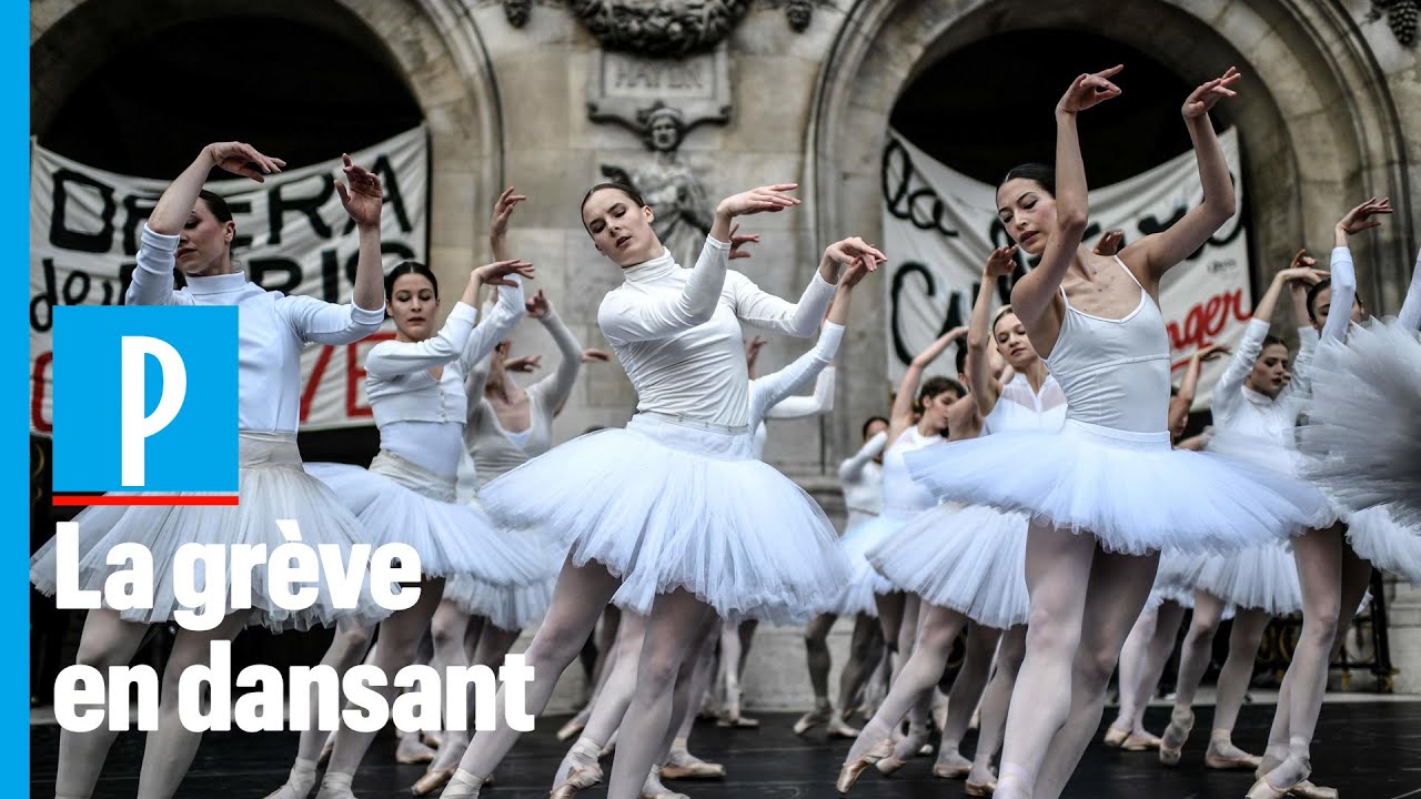Les danseuses de l’Opéra interprètent le Lac des Cygnes devant le Palais Garnier