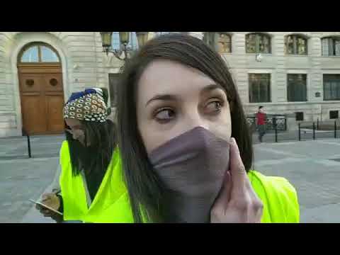 Les Gilets Jaunes devant la préfecture de police de Paris