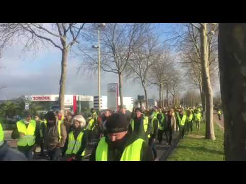 Les gilets jaunes manifestent à Évreux après les annonces d’Emmanuel Macron