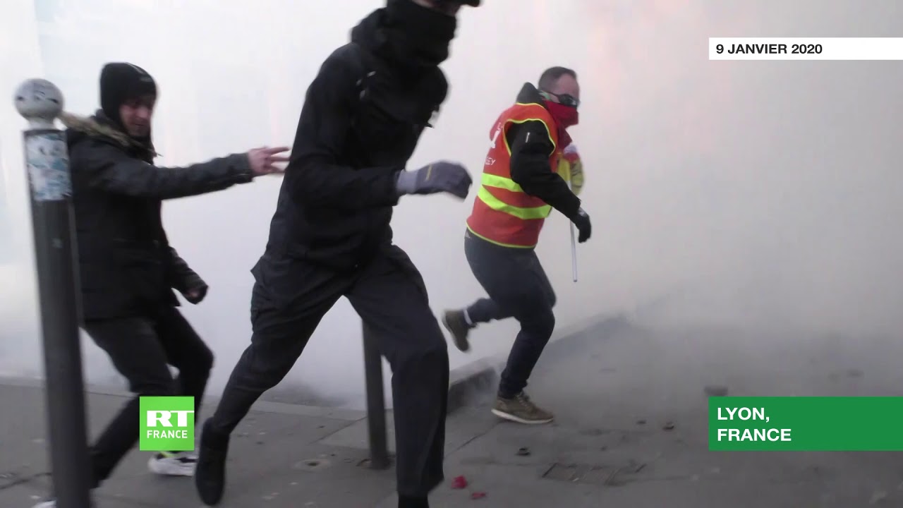 Lyon : manifestation contre la réforme des retraites sous les gaz lacrymogènes
