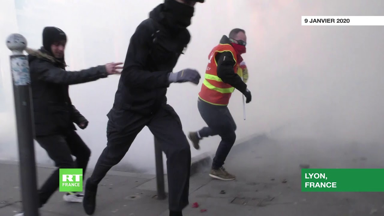 Lyon : manifestation contre la réforme des retraites sous les gaz lacrymogènes