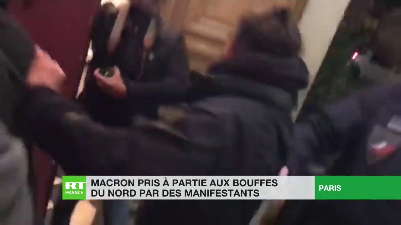 Macron exfiltré d’un théâtre sous les huées à cause de quelques manifestants