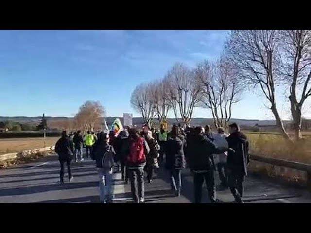 Manosque : le cortège des manifestants descend au rond-point de l’A51
