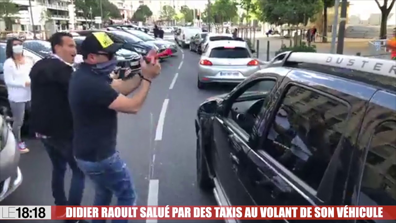 Marseille : Didier Raoult acclamé par des chauffeurs de taxis au volant de son véhicule