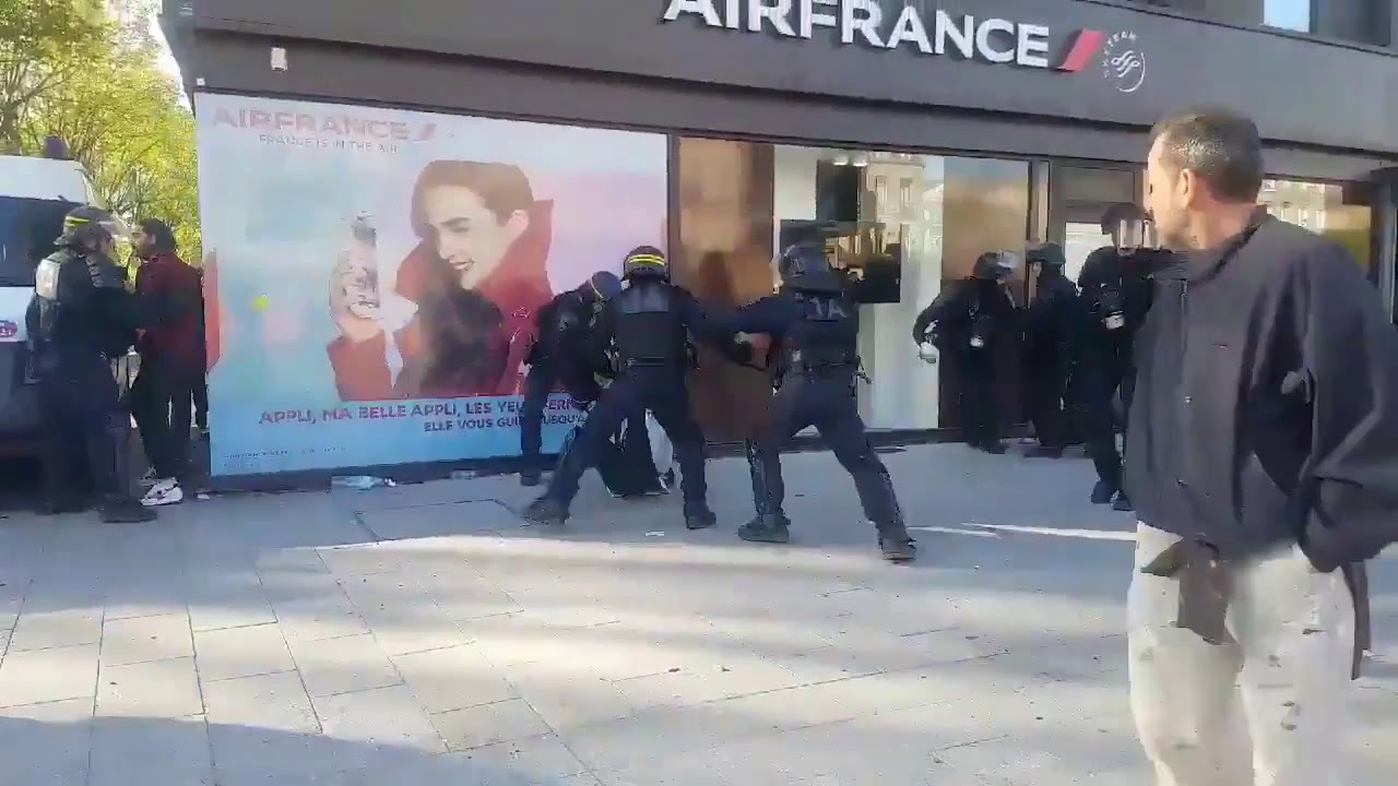 Policiers tirent un manifestant en le matraquant, coups de pied ACTE 22 Toulouse – Gilets Jaunes