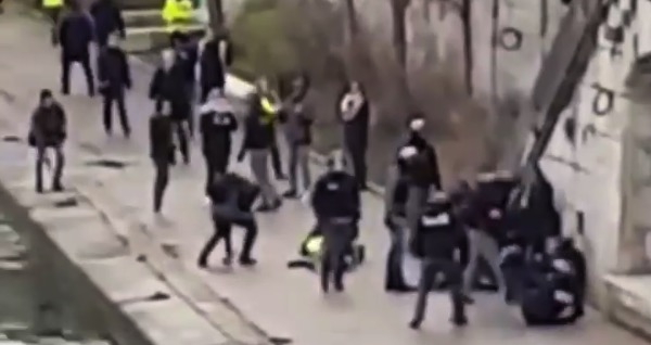 Lyon, la BAC jette les affaires des manifestants dans le fleuve