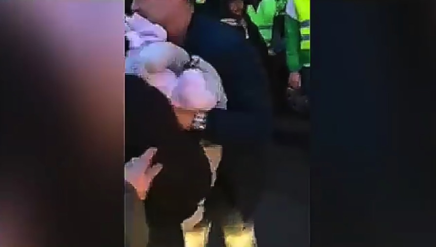 La police gaze, les gilets jaunes secourent un bébé dans une voiture au milieu de la manifestation