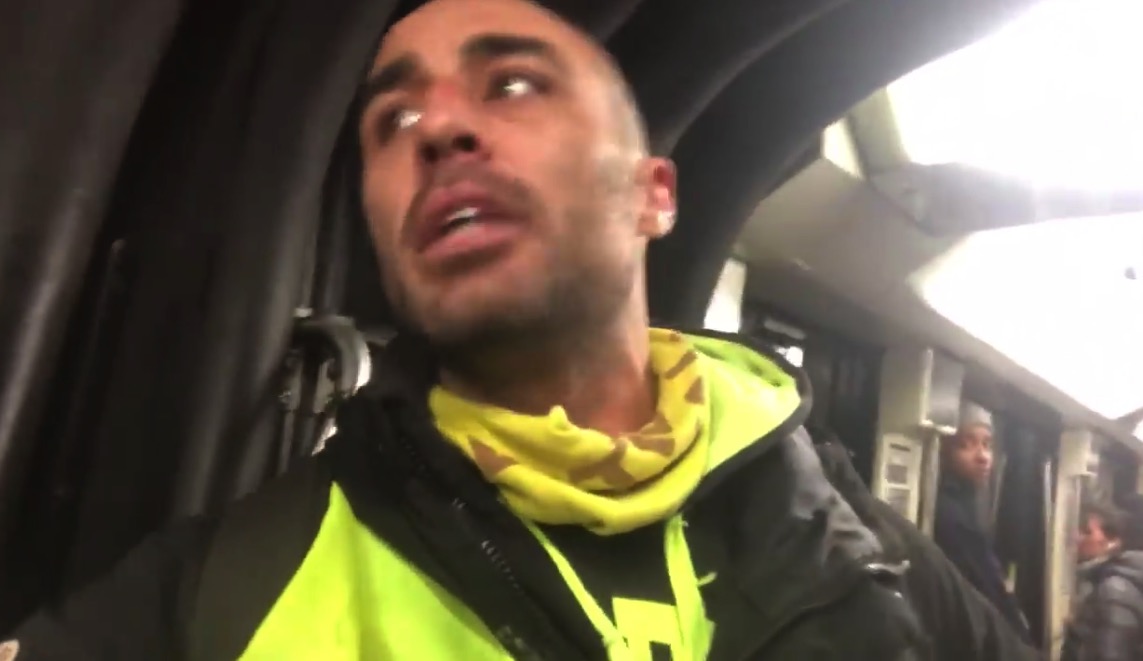 Un courageux gilet jaune dans le métro qui essaye d’ouvrir l’esprit