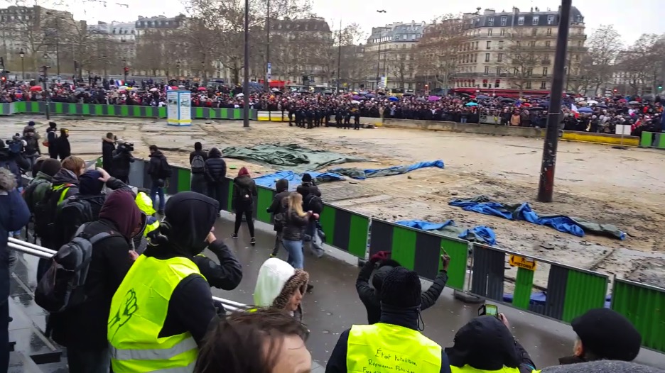 Foulards rouges manifestation et face aux Gilets jaunes / Paris – France 27 janvier 2019