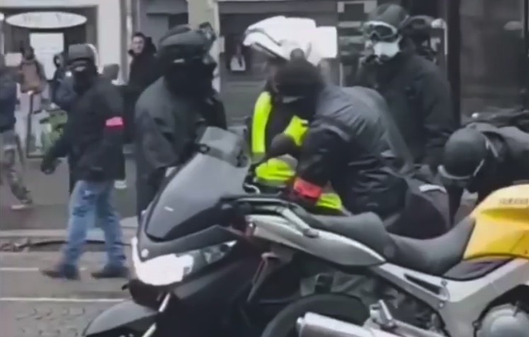 La répression sans retenue : des motards pacifiques ce font attaquer par des CRS