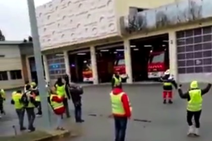 Acte 12 St Quentin (02) : Pompiers soutiennent les gilets jaunes en activant sirènes et gyrophares