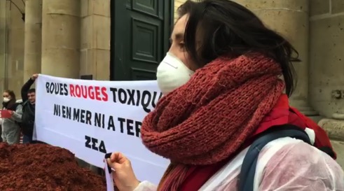 10 tonnes de boues rouges ont été déversées devant les portes du ministère de la Transition écologique à Paris