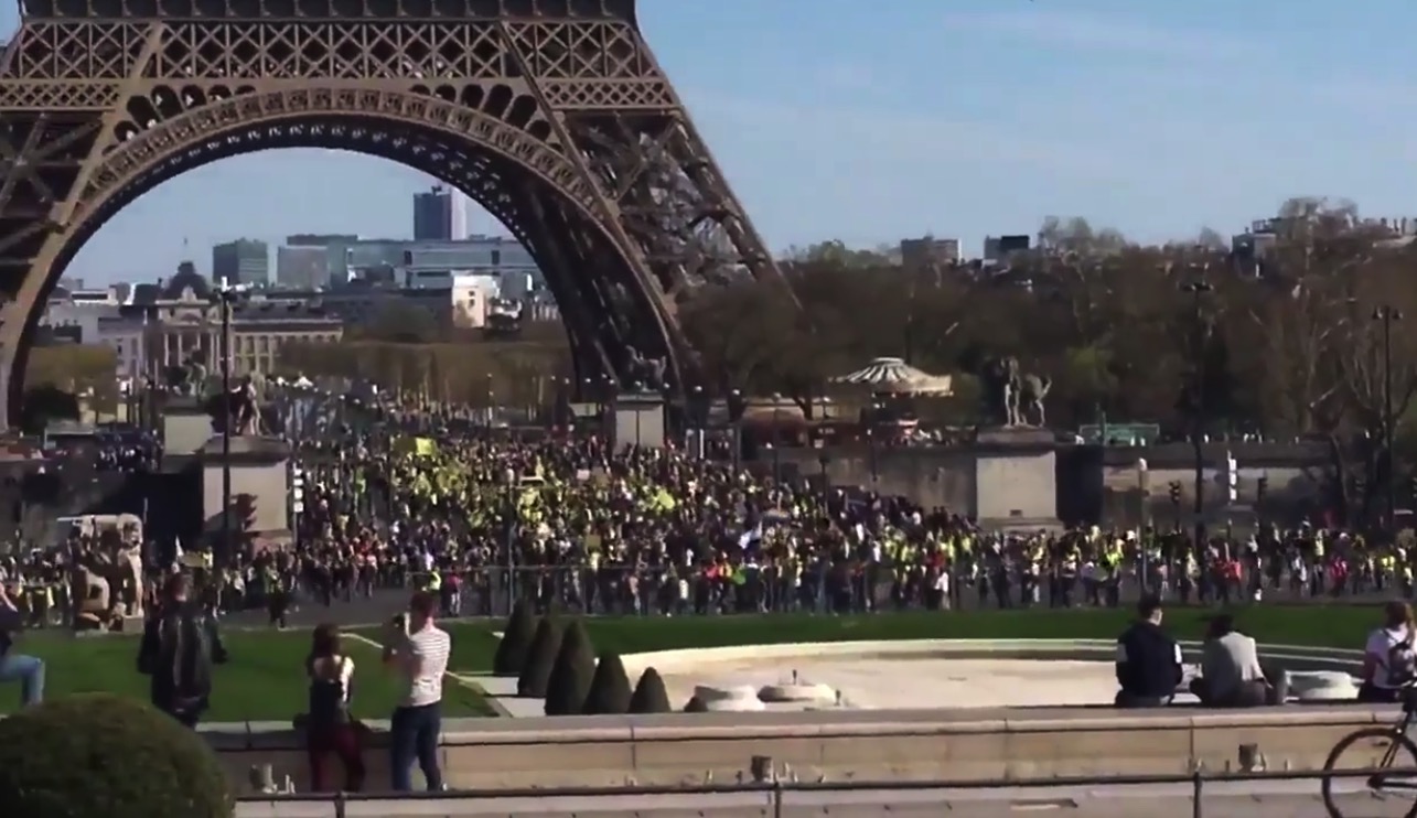 Une marée jaune devant la tour Eiffel