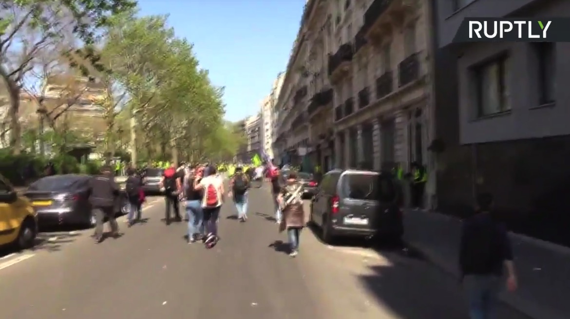 Gilets jaunes : des manifestants descendent dans les rues de Paris pour leur 23e acte