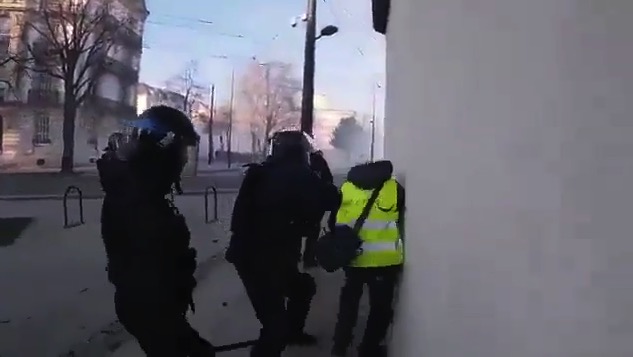 Un Gilet Jaune seul se fait fracasser par une unité