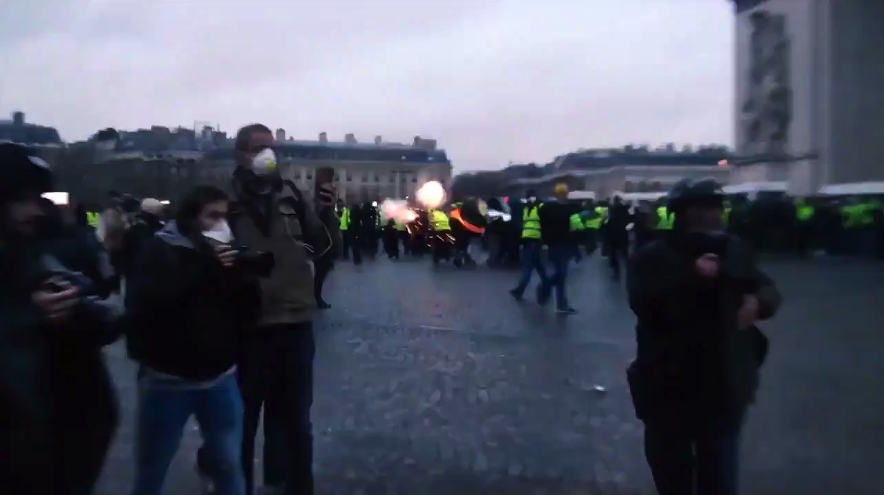 Lancé de grenade en l’air, dans la foule, ce qui est interdit