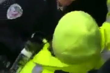 Une femme policière met une grenade entre les jambes d’un gilet jaune .. horreur .. !!!