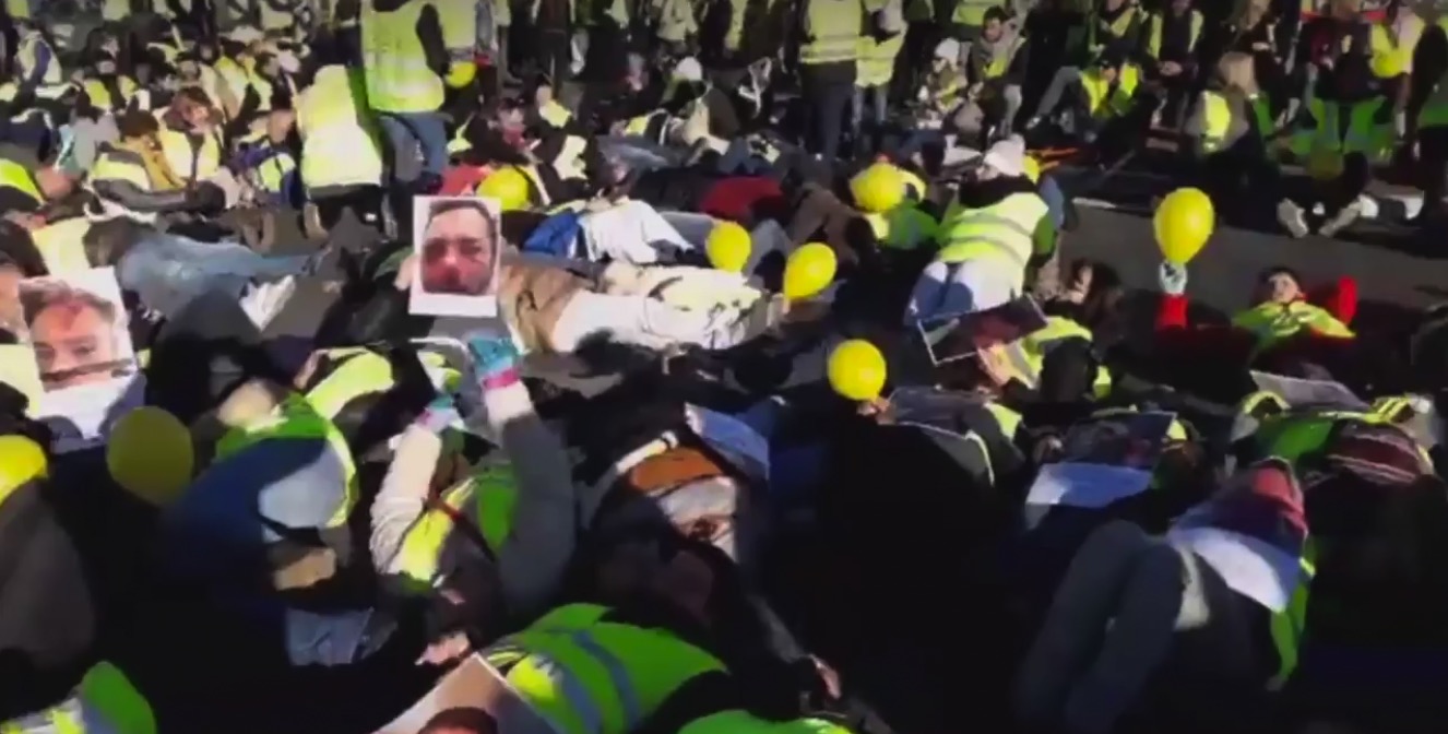 Tarbes, impressionnant, les gilets jaunes s’allongent tous pour dénoncer les bavures policières !