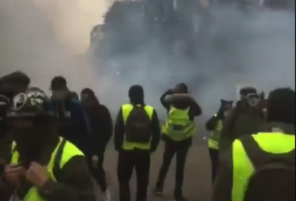 Rouen 05/01, les manifestants subissent des grenades de gaze