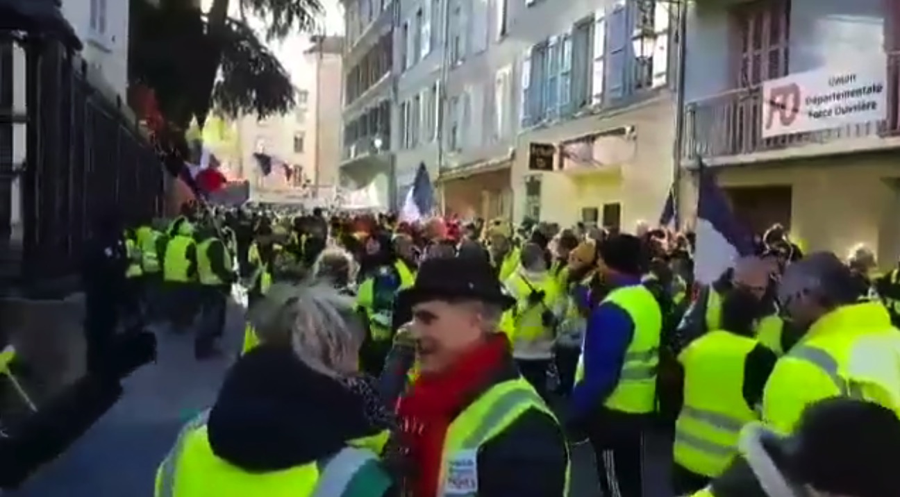 Dans la petite ville de Foix 900 GILETS JAUNES ont défilé en musique !