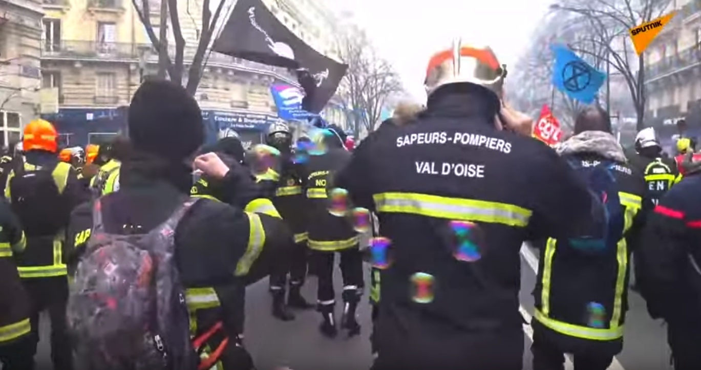 Les pompiers de tout le pays se rassemblent pour manifester à Paris