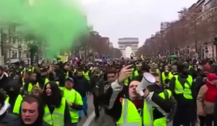 Impressionnant, une foule de gilet jaune envahissent les Champs-Élysées !