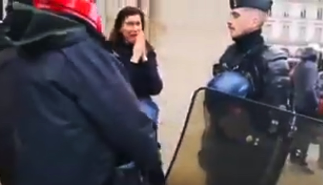 une passante en larmes après avoir vu cette femme se faire violenter
