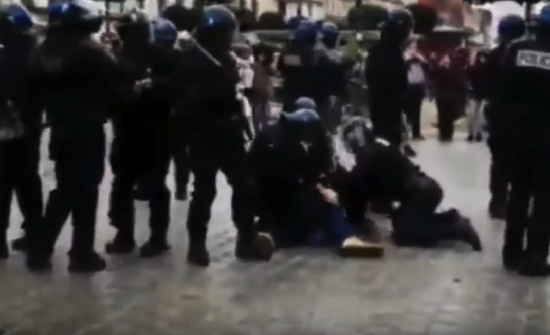 FOLIE POLICIÈRE À RENNES ! Un flic s’acharne sur un manifestant déjà maîtrisé et au sol !!!