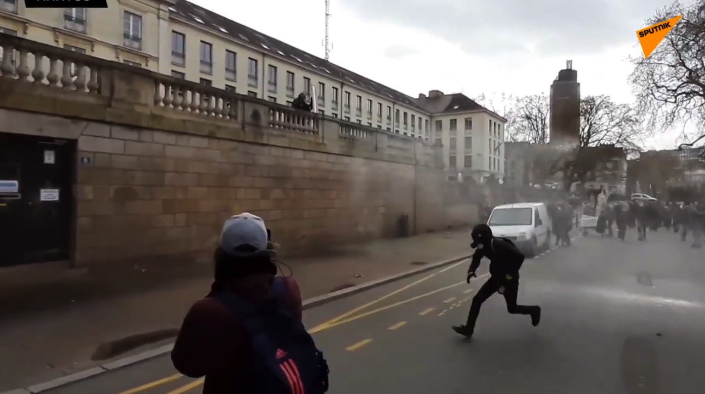 L’acte 68 des Gilets jaunes: canon à eau à Nantes, mobilisation de la police à Paris