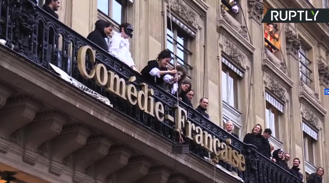 Paris : les membres de la Comédie-Française protestent contre la réforme des retraites