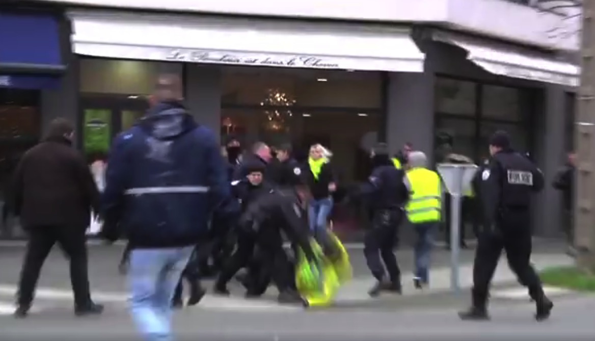 Un policier pousse violemment à terre une femme à Saint-Malo…