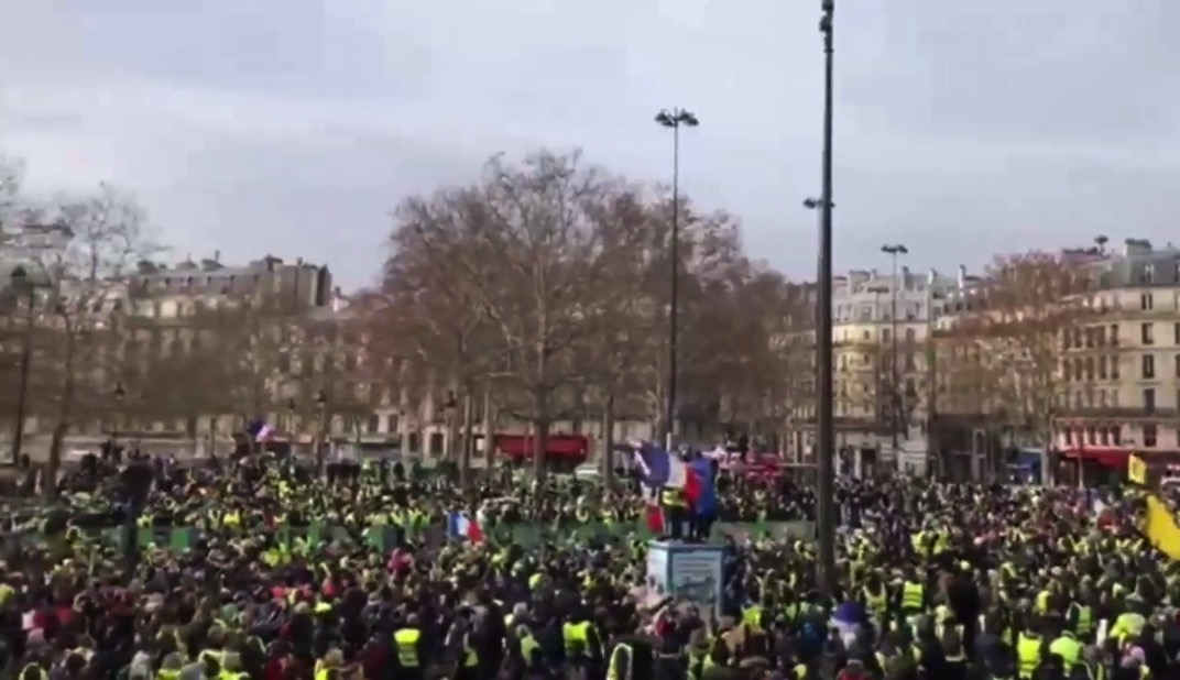Un nombre impressionnant de GiletsJaunes à Bastille et dans Paris pour cet #ActeIX