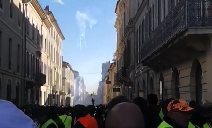 Foule pacifique bombardé de gaz lacrymo du ciel à Nîmes