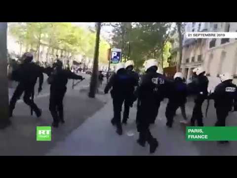 Tension sur les Champs-Elysées lors de la manifestation des Gilets jaunes à Paris