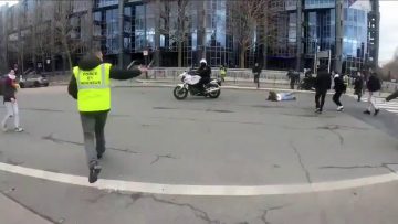 un-policier-en-moto-renverse-un