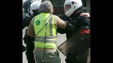 un-policier-eternue-sur-la-carte