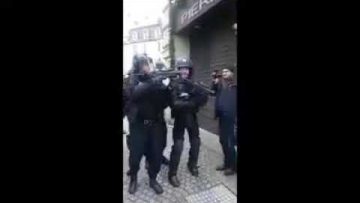 un-policier-se-rejouit-de-tirer